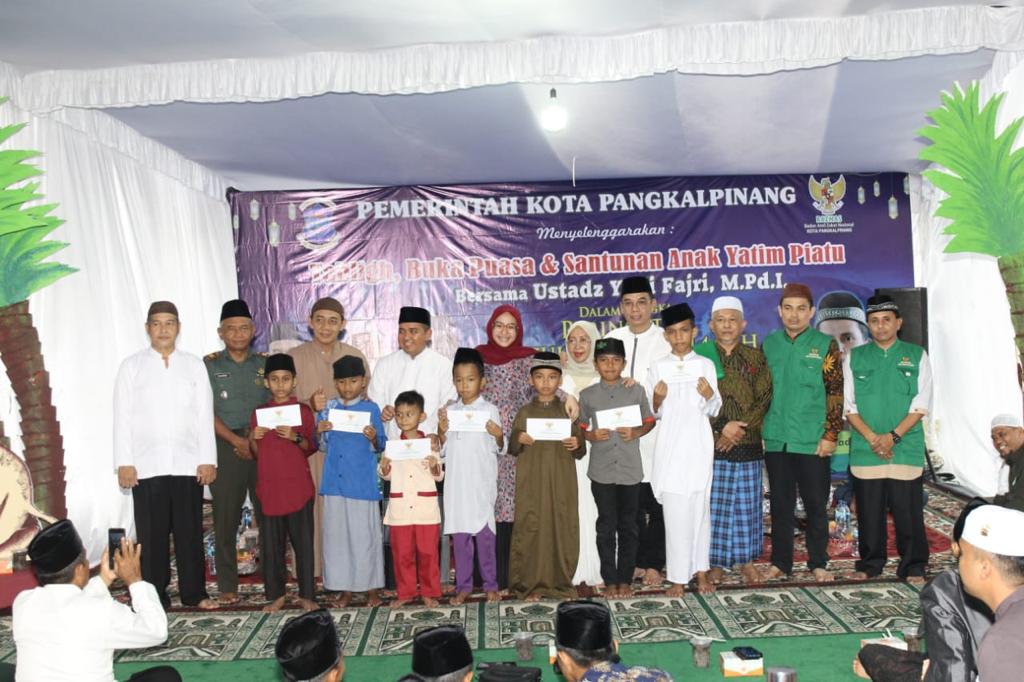 Teks Foto: Walikota Pangkalpinang Santuni Anak Yatim Peringatan Malam Nuzulul Qur'an (Foto Humas)