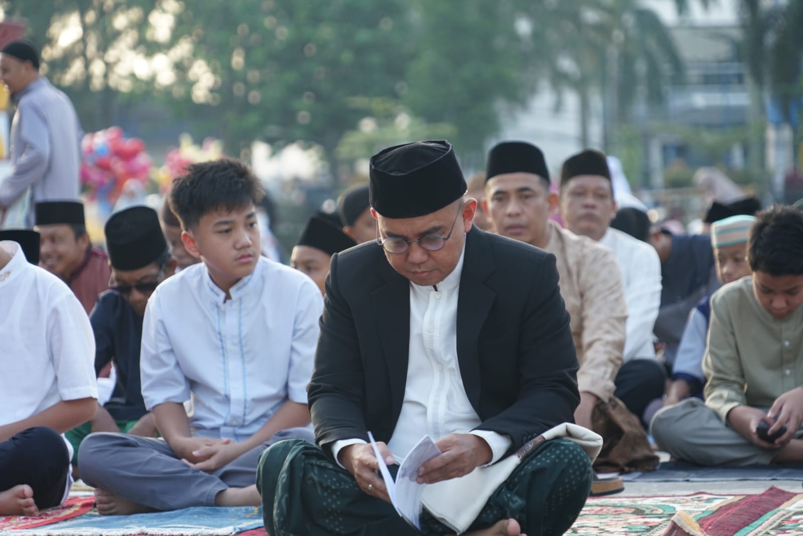 Teks Foto: Walikota Molen Sholat Jama'ah Hari Raya Idul Fitri 1444 H di Alun-alun Taman Merdeka (Foto Humas)