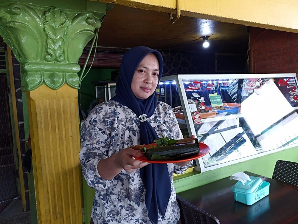 Teks Foto:Berkat PUMK Binaan Mitra PT. Timah Kini Usaha Nasi Bakar Milik Ibu Safira Buka Cabang di Tempilang(Foto Humas)