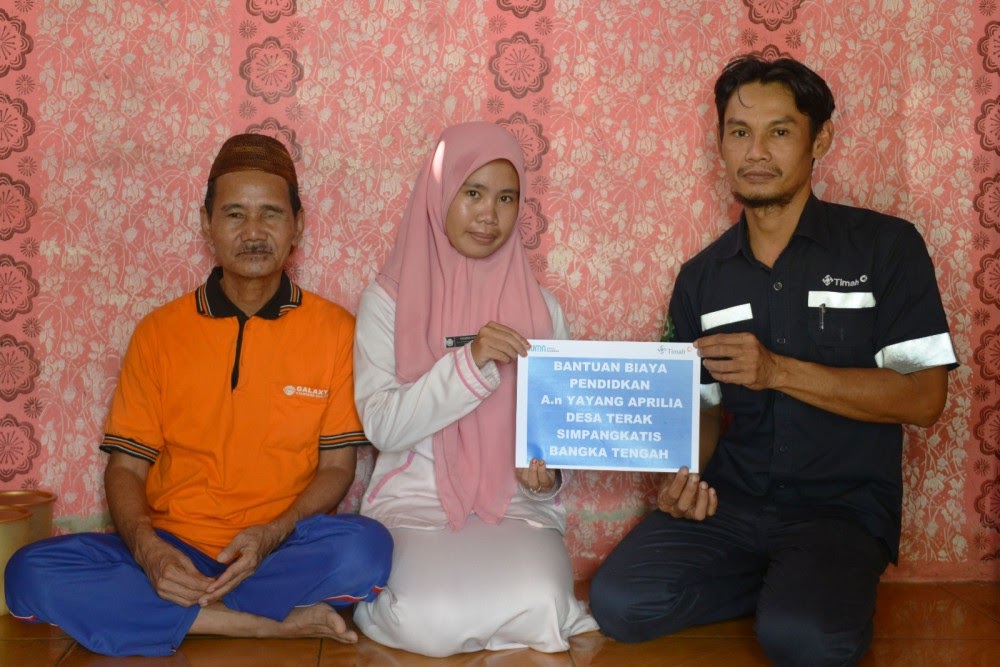 Teks Foto:PT. Timah Salurkan Bantuan Pendidikan Kepada Rispa Sabili dan Yayang Aprilia (Foto Humas)