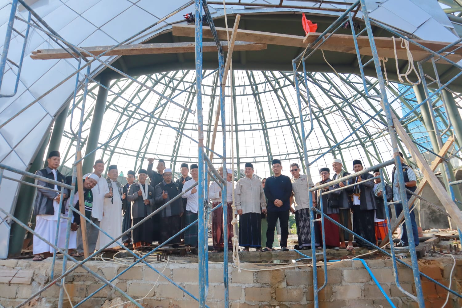 Sekda Mie Go dan DMI Pangkalpinang Cek Posisi Mimbar untuk Masjid Agung Kubah Timah. (Foto: Kupasonline.com)