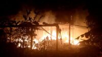 Teks Foto:PT. Timah Unit Produksi Kundur Menurunkan Tim Pemadam Kebakaran di Lokasi Pabrik Gambir Desa Sawang(Foto Humas)