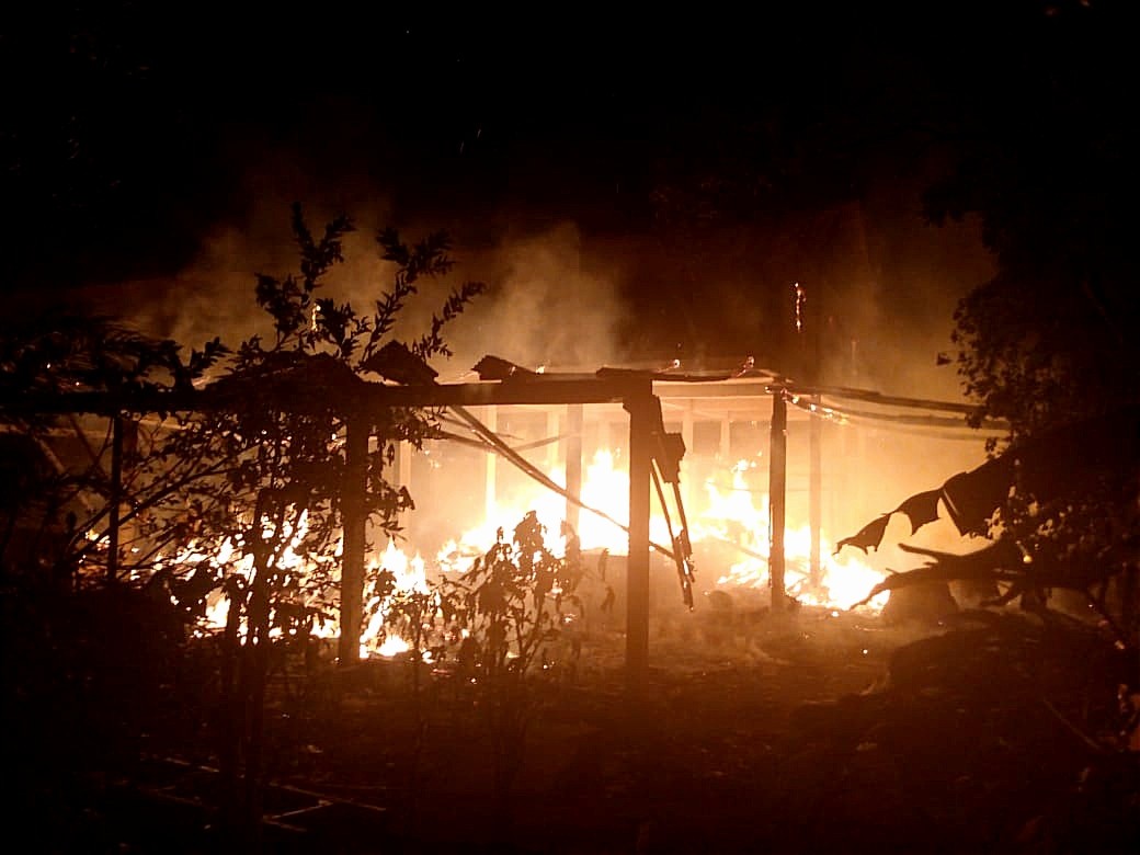 Teks Foto:PT. Timah Unit Produksi Kundur Menurunkan Tim Pemadam Kebakaran di Lokasi Pabrik Gambir Desa Sawang(Foto Humas)