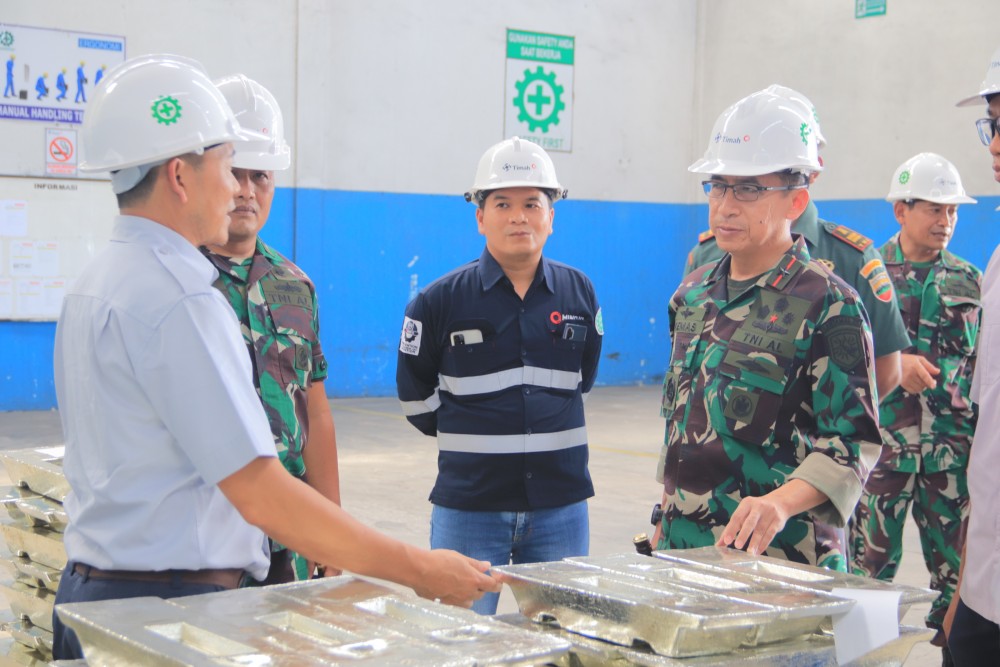 Teks Foto:Danlantamal IV Batam dan Kapolda Kepulauan Riau Kunjungan Kerja ke Unit Produksi Kundur PT. Timah(Foto Humas)