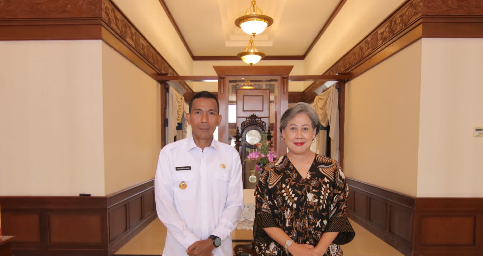 Wakil  Ketua Pengadilan Tinggi Kep. Bangka Belitung, Artha Theresia ke rumah dinas dinas Gubernur Kep. Babel, Senin (1/5). (Foto : Diskominfo Babel)
