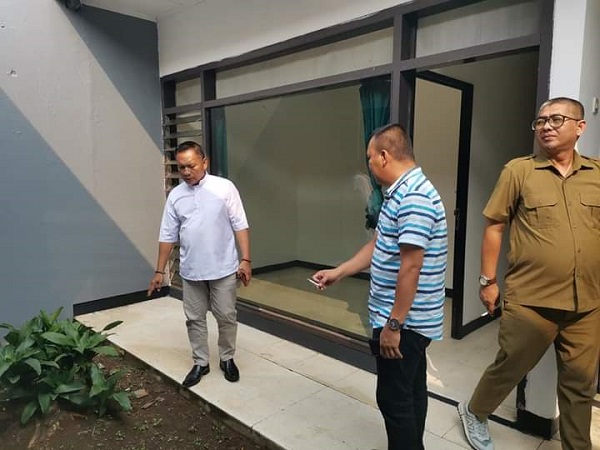 Ketua DPRD Babel Herman Suhadi Tinjau Kelayakan Rumah Singgah Milik Provinsi Bangka Belitung. (Foto: Kupasonline.com)