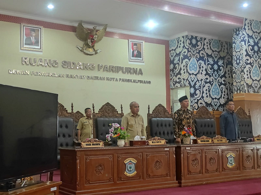 Molen Sampaikan Dua Raperda dalam Rapat Paripurna di DPRD Pangkalpinang. (Foto: Dok istimewa)