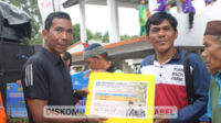 Pj Gubernur Suganda Serahkan Sejumlah Bantuan Kepada Masyarakat Babar. (Foto: Diskominfo.Prov.Kep.Babel)