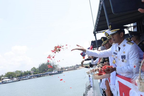 HUT ke-78 RI, Pj Gubernur Suganda Hadiri Upacara Tabur Bunga di Atas KRI Kalmanau