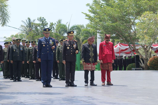 Takzim, Sekda Naziarto dan Forkopimda Ziarah ke Makam Pahlawan