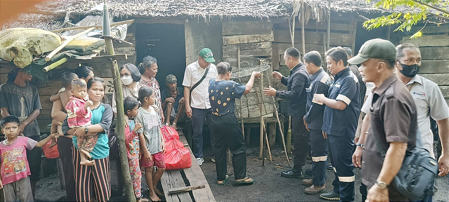 PT Timah Tbk Berikan Bantuan Paket Sembako untuk Masyarakat Desa Perayun. (Foto: PT Timah.com)