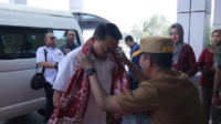 Pj Gubernur Suganda Sambut Kedatangan KSP Moeldoko di Bandara Depati Amir. (Foto: Istimewa)