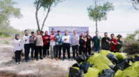 PT Timah Tbk Bersama Dengan Lanal Babel Membersihkan Pantai Muara Tengkorak