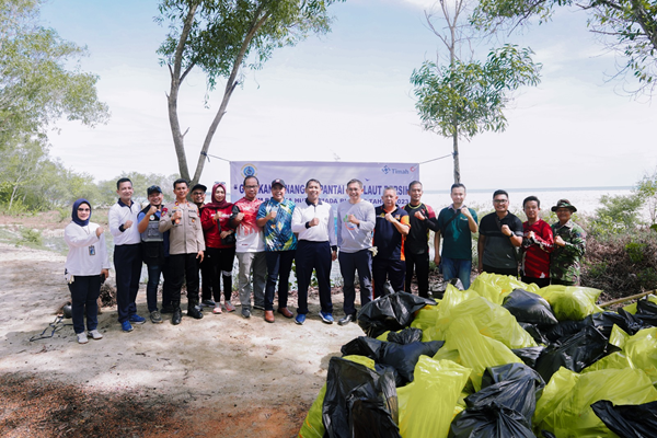 PT Timah Tbk Bersama Dengan Lanal Babel Membersihkan Pantai Muara Tengkorak