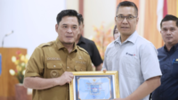 Bupati Bangka Barat Memberikan Penghargaan Wajib Pajak Badan yang Taat Pajak kepada PT Timah Tbk.