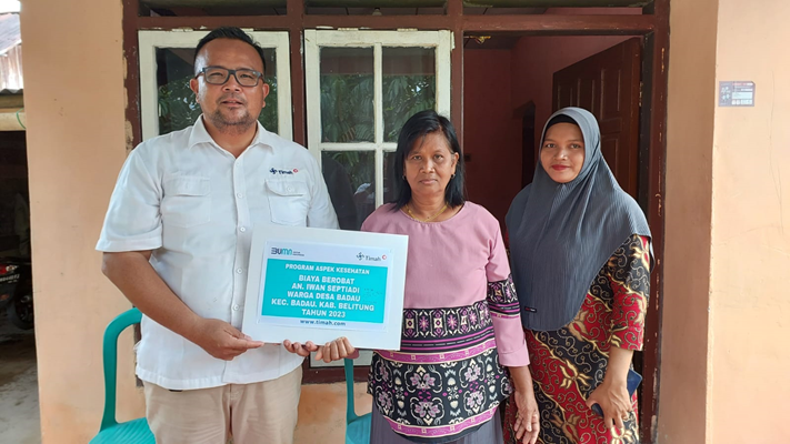 PT Timah Tbk Serahkan Bantuan Biaya Pengobatan Dua Orang Warga Pulau Belitung