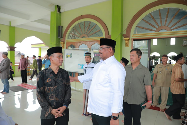 Penjabat (Pj) Gubernur Kepulauan Bangka Belitung (Kep. Babel), Safrizal ZA ikut datang takziah mendiang Supian,